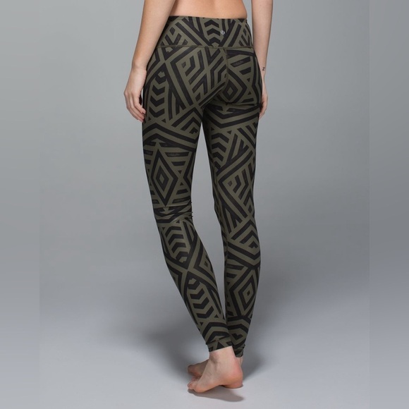 LULULEMON Athletica Black and Gray Leggings with Geometric Pattern - Picture 4 of 8